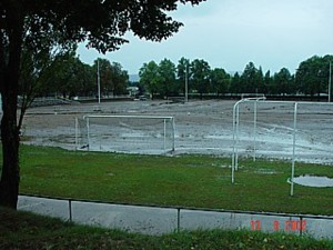 Der weggeschwemmte Hartplatz im Max-Leupold-Stadion am Tage nach dem Hochwasser
