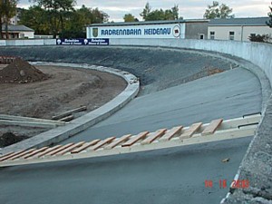 Die Rekonstruktionsarbeiten an der Radrennbahn in Heidenau gehen voran. Zur Eröffnung nach Fertigstellung im Jahre 2004 wird es ein großes Radsportfest geben! 